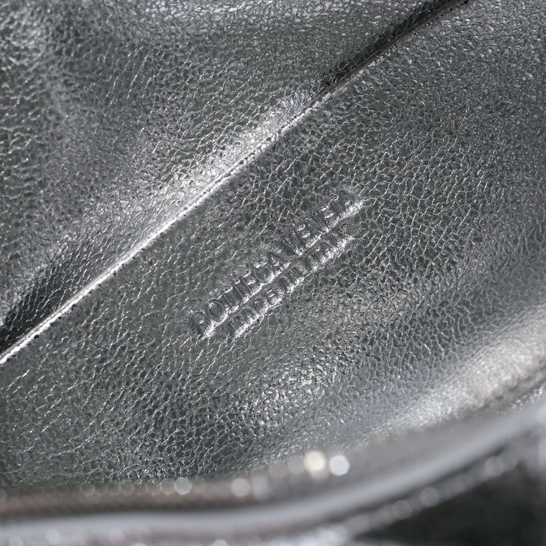 Batch 1160 B's new model is coming🔥Classic woven logo✅ The bag body is made of selected original sheepskin. The texture is soft and waxy. The simple square bag body is classic and versatile. The internal design is very practical. It has a large space and an adjustable iconic leather drawstring. It can be said to be both elegant and practical. The design is very simple and elegant. It has a kind of literary and retro style. Size model: 17*10*6cm, model number: 9896